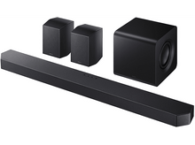 Charger l&#39;image dans la galerie, Un système audio composé d&#39;une barre de son, de deux enceintes et d&#39;un caisson de basses. Tous les composants sont noirs.
