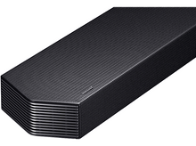 Charger l&#39;image dans la galerie, Barre de son noire sur fond blanc, vue en angle. Elle a une façade en mesh et le logo Samsung.
