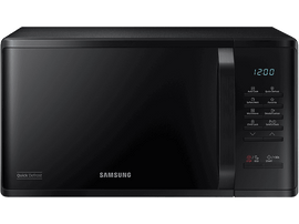 Four à micro-ondes Samsung noir. Avec horloge numérique et panneau de contrôle à droite.