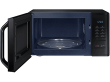 Charger l&#39;image dans la galerie, Micro-ondes noir avec porte ouverte. Une assiette en verre à l&#39;intérieur. Panneau de contrôle à droite.
