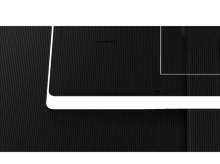 Charger l&#39;image dans la galerie, Trois jeunes femmes sont assises sur une promenade. Elles tiennent de petits haut-parleurs.
