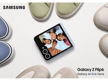 Charger l'image dans la galerie, Téléphone pliable, ouvert, avec un selfie de groupe sur l'écran, entouré de chaussures, logo Samsung.
