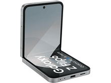 Charger l&#39;image dans la galerie, Un téléphone argent plié sur fond blanc, avec l&#39;écran ouvert. Le téléphone a une finition brillante.
