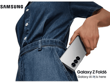 Charger l'image dans la galerie, Une personne en jean tient un téléphone pliable argenté dans une poche. Logo Samsung au-dessus.
