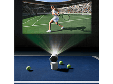 Charger l&#39;image dans la galerie, Un projecteur projette un match de tennis sur une surface bleue. Plusieurs balles de tennis sont au sol.
