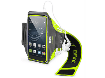 Un smartphone dans un brassard gris et vert néon avec des écouteurs blancs.