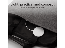 Charger l&#39;image dans la galerie, Chargeur sans fil blanc et câble à l&#39;intérieur d&#39;un sac noir.
