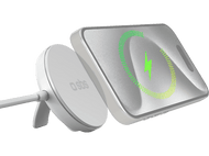 Chargeur sans fil argenté avec un téléphone dessus. Indicateur de charge vert.