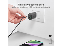 Charger l&#39;image dans la galerie, Une main branchant un chargeur dans une prise murale et un téléphone. Texte : Charge de 30&#39;.
