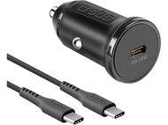 Chargeur de voiture SBS noir avec port USB-C et deux câbles USB-C sur surface noire.