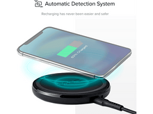 Charger l&#39;image dans la galerie, Un téléphone se charge sur un chargeur sans fil. Le texte ci-dessus indique Système de détection automatique.
