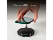 Charger l&#39;image dans la galerie, Main tenant un téléphone au-dessus d&#39;un chargeur sans fil. Téléphone en charge. Texte : Recharge à 100% en une heure.
