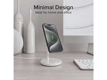 Charger l&#39;image dans la galerie, Support de charge sans fil blanc avec téléphone en charge. Fond blanc. Ordinateur, vases visibles.
