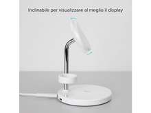 Charger l&#39;image dans la galerie, Support de charge blanc avec un support d&#39;écran inclinable. Un support chromé et une base ronde sont également visibles.
