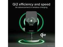 Charger l&#39;image dans la galerie, Téléphone se chargeant sans fil avec une lumière verte. Le téléphone affiche 65% chargé.
