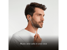 Charger l&#39;image dans la galerie, Un homme portant des écouteurs blancs et une chemise blanche regardant vers la gauche.
