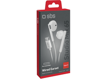 Charger l&#39;image dans la galerie, Écouteurs dans une boîte. Boîte rouge et blanche. Texte : Écouteurs filaires, commandes intégrées, Type-C.
