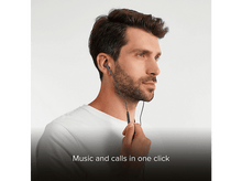 Charger l&#39;image dans la galerie, Un homme avec un casque regarde sur le côté. Le texte &#39;Musique et appels en un clic&#39; est en bas.
