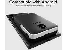 Charger l&#39;image dans la galerie, Une batterie externe noire charge un téléphone sans fil. La batterie externe affiche un pourcentage.
