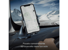 Charger l&#39;image dans la galerie, Un téléphone est monté sur le tableau de bord d&#39;une voiture. Il affiche une carte. L&#39;environnement est un paysage de montagnes enneigées.
