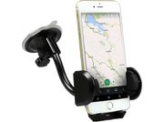 Un smartphone avec une carte est monté dans un support. Affiche une carte avec des routes et de l'eau.