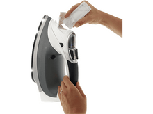 Charger l&#39;image dans la galerie, Personne remplissant un fer à repasser à vapeur avec de l&#39;eau d&#39;un sachet.
