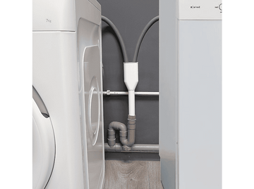 Lave-linge et sèche-linge avec plomberie. Murs gris et sol en bois.