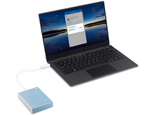 Charger l&#39;image dans la galerie, Un ordinateur portable connecté à un disque dur externe bleu, affichant une demande de mot de passe.
