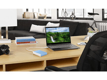 Charger l&#39;image dans la galerie, Ordinateur portable, disque dur externe et livres sur un bureau en bois.
