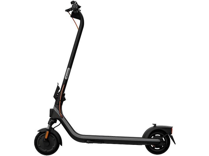 Trottinette électrique noire et grise avec des accents orange sur fond blanc.