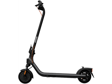 Trottinette électrique noire et grise avec des accents orange sur fond blanc.