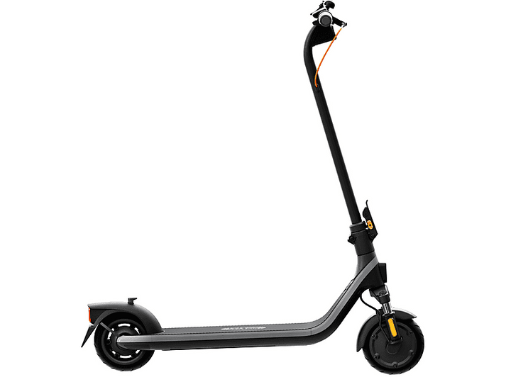 Trottinette électrique noire sur fond blanc, avec une tige noire et des accents orange.