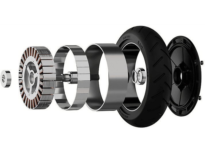 Pièces démontées du moteur électrique : rotor, stator, roulements, pneu, roue.