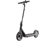 Trottinette électrique noire sur fond transparent. Roues et guidon visibles.