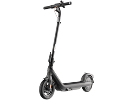 Trottinette électrique noire sur fond transparent. Roues et guidon visibles.