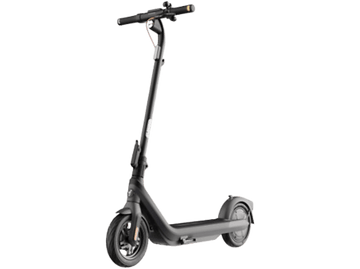 Trottinette électrique noire sur fond transparent. Roues et guidon visibles.