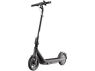 Trottinette électrique noire sur fond transparent. Roues et guidon visibles.