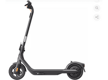 Charger l&#39;image dans la galerie, Trottinette électrique : grise, design moderne, avec un fond blanc.
