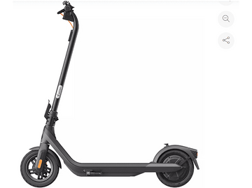 Trottinette électrique : grise, design moderne, avec un fond blanc.