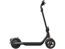 Charger l&#39;image dans la galerie, Trottinette électrique noire sur fond blanc.
