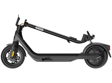 Charger l&#39;image dans la galerie, Trottinette électrique noire, vue latérale. La trottinette sur fond blanc.
