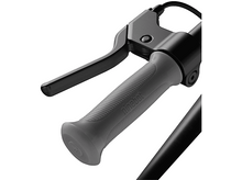 Charger l&#39;image dans la galerie, Gros plan sur une poignée de guidon grise et un levier de frein sur une trottinette.
