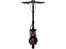 Charger l&#39;image dans la galerie, Une trottinette électrique vue de derrière. Elle a un cadre noir, des accents rouges et une seule roue noire.
