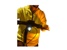 Charger l&#39;image dans la galerie, Une personne en scooter la nuit avec un phare et des clignotants oranges.
