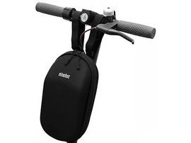 Guidon de scooter noir avec un sac attaché.