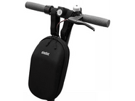 Guidon de scooter noir avec un sac attaché.