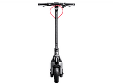 Charger l&#39;image dans la galerie, Trottinette électrique, vue de face, noir et gris, câble de frein rouge, fond blanc.
