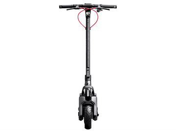 Trottinette électrique, vue de face, noir et gris, câble de frein rouge, fond blanc.