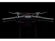 Charger l&#39;image dans la galerie, Guidon de scooter avec câbles rouges, fond noir.
