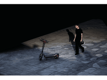 Charger l&#39;image dans la galerie, Un homme en uniforme militaire regarde la caméra.
